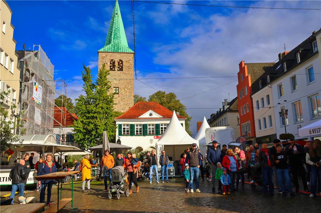 Was für ein Unterschied zum verregneten Auftakt: Während noch am Freitag gähnende Leere auf dem Marktplatz herrschte, kamen die Dorstener am Samstag trotz gelegentlicher Schauer in Scharen zum Herbstfest in die Innenstadt. Und abends gab es eine Party mit "Paradise At Midnight".