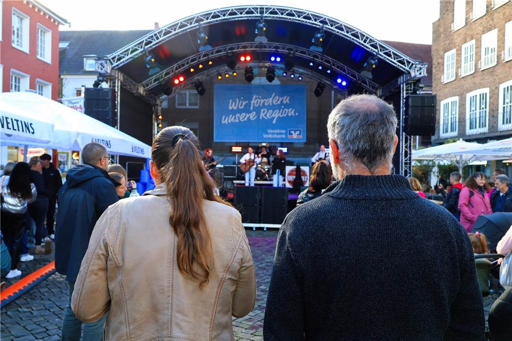Was für ein Unterschied zum verregneten Auftakt: Während noch am Freitag gähnende Leere auf dem Marktplatz herrschte, kamen die Dorstener am Samstag trotz gelegentlicher Schauer in Scharen zum Herbstfest in die Innenstadt. Und abends gab es eine Party mit "Paradise At Midnight".
