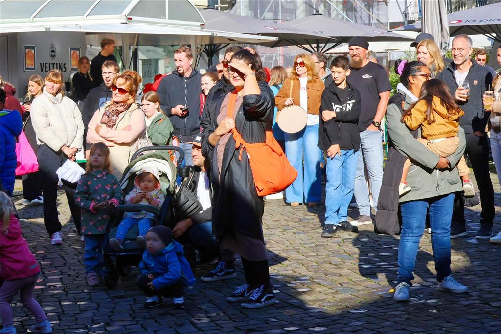 Was für ein Unterschied zum verregneten Auftakt: Während noch am Freitag gähnende Leere auf dem Marktplatz herrschte, kamen die Dorstener am Samstag trotz gelegentlicher Schauer in Scharen zum Herbstfest in die Innenstadt. Und abends gab es eine Party mit "Paradise At Midnight".