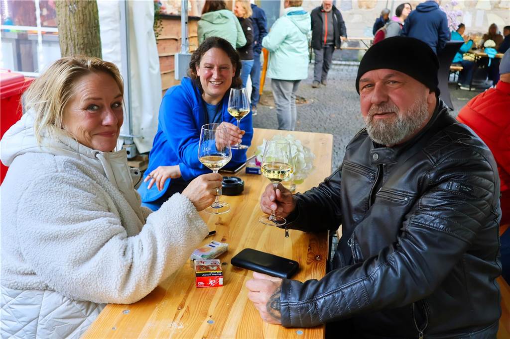 Was für ein Unterschied zum verregneten Auftakt: Während noch am Freitag gähnende Leere auf dem Marktplatz herrschte, kamen die Dorstener am Samstag trotz gelegentlicher Schauer in Scharen zum Herbstfest in die Innenstadt. Und abends gab es eine Party mit "Paradise At Midnight".