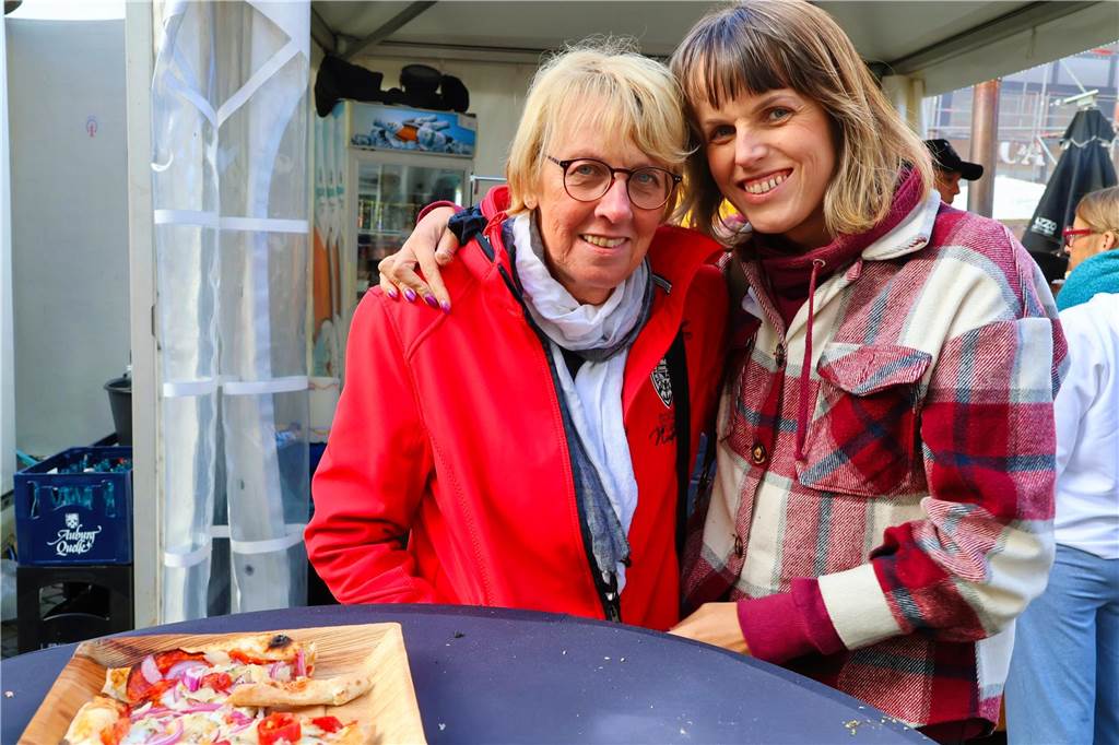 Was für ein Unterschied zum verregneten Auftakt: Während noch am Freitag gähnende Leere auf dem Marktplatz herrschte, kamen die Dorstener am Samstag trotz gelegentlicher Schauer in Scharen zum Herbstfest in die Innenstadt. Und abends gab es eine Party mit "Paradise At Midnight".