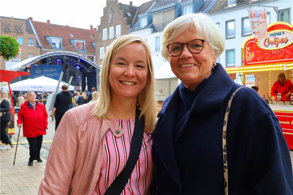 Was für ein Unterschied zum verregneten Auftakt: Während noch am Freitag gähnende Leere auf dem Marktplatz herrschte, kamen die Dorstener am Samstag trotz gelegentlicher Schauer in Scharen zum Herbstfest in die Innenstadt. Und abends gab es eine Party mit "Paradise At Midnight".