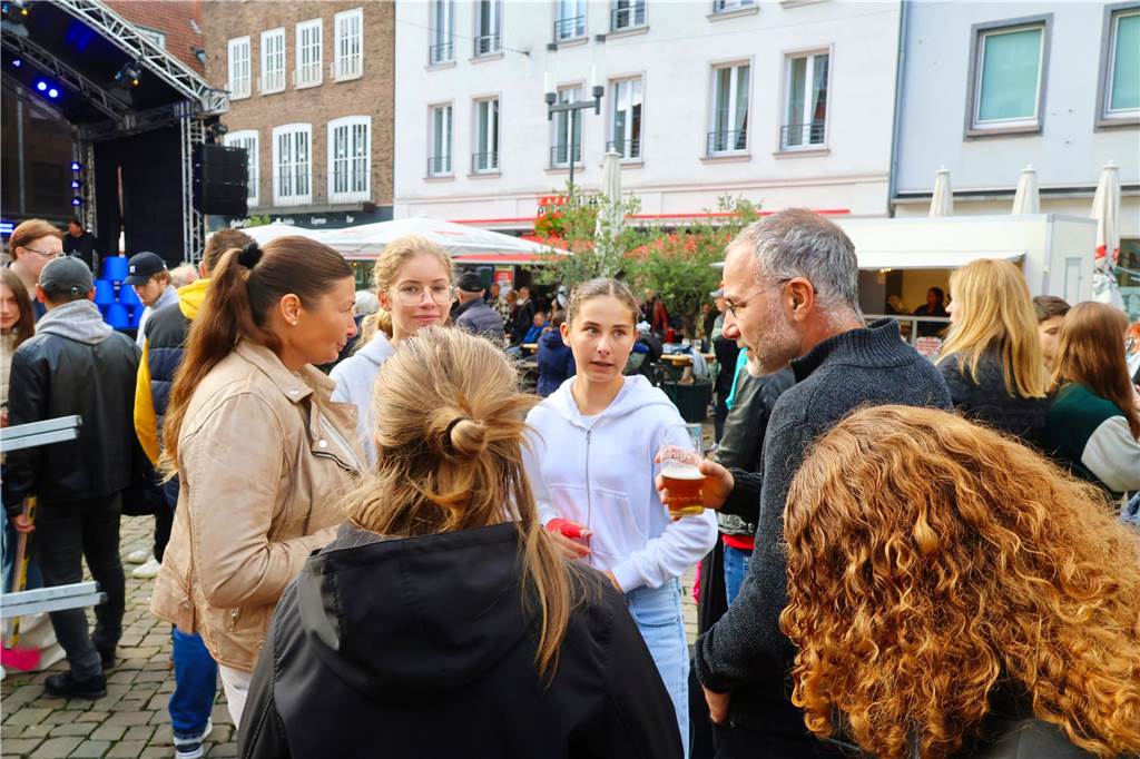 Was für ein Unterschied zum verregneten Auftakt: Während noch am Freitag gähnende Leere auf dem Marktplatz herrschte, kamen die Dorstener am Samstag trotz gelegentlicher Schauer in Scharen zum Herbstfest in die Innenstadt. Und abends gab es eine Party mit "Paradise At Midnight".