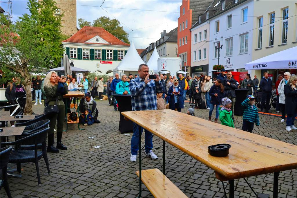 Was für ein Unterschied zum verregneten Auftakt: Während noch am Freitag gähnende Leere auf dem Marktplatz herrschte, kamen die Dorstener am Samstag trotz gelegentlicher Schauer in Scharen zum Herbstfest in die Innenstadt. Und abends gab es eine Party mit "Paradise At Midnight".