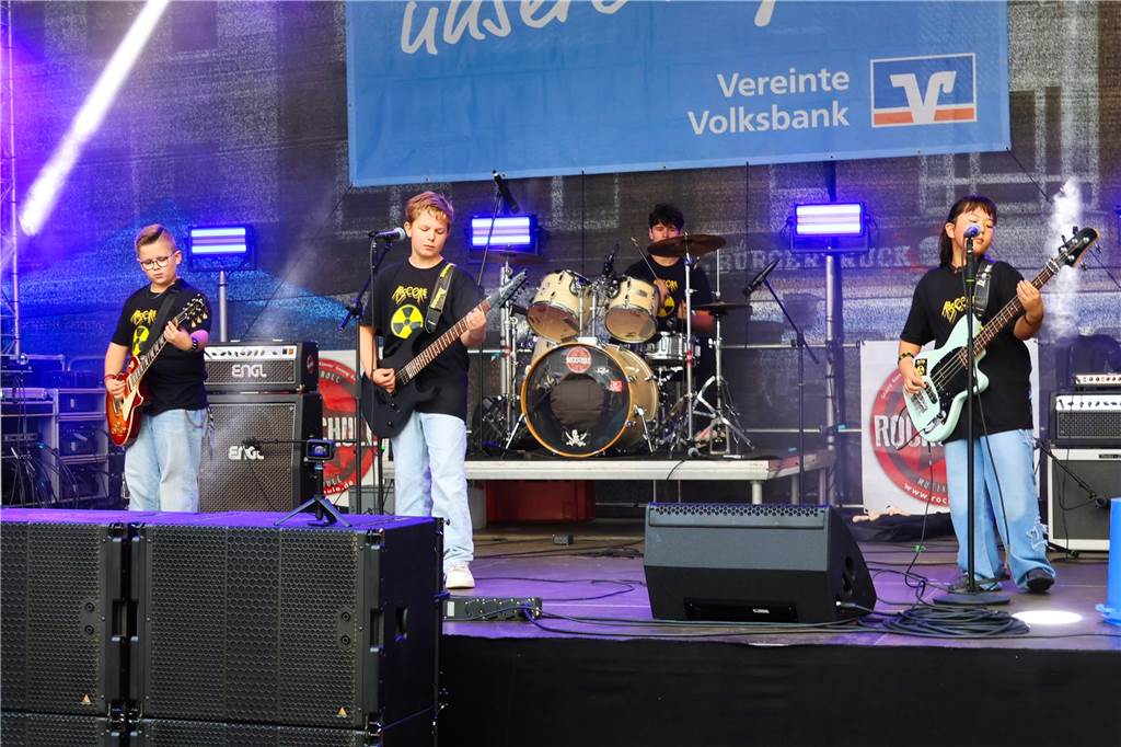 Was für ein Unterschied zum verregneten Auftakt: Während noch am Freitag gähnende Leere auf dem Marktplatz herrschte, kamen die Dorstener am Samstag trotz gelegentlicher Schauer in Scharen zum Herbstfest in die Innenstadt. Und abends gab es eine Party mit "Paradise At Midnight".