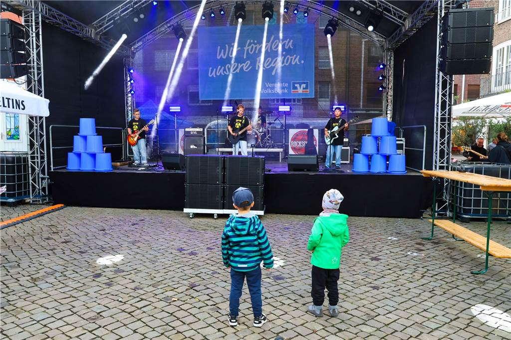 Was für ein Unterschied zum verregneten Auftakt: Während noch am Freitag gähnende Leere auf dem Marktplatz herrschte, kamen die Dorstener am Samstag trotz gelegentlicher Schauer in Scharen zum Herbstfest in die Innenstadt. Und abends gab es eine Party mit "Paradise At Midnight".