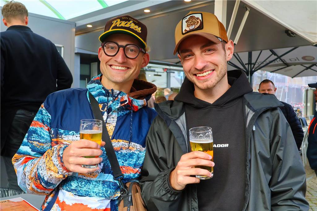 Was für ein Unterschied zum verregneten Auftakt: Während noch am Freitag gähnende Leere auf dem Marktplatz herrschte, kamen die Dorstener am Samstag trotz gelegentlicher Schauer in Scharen zum Herbstfest in die Innenstadt. Und abends gab es eine Party mit "Paradise At Midnight".