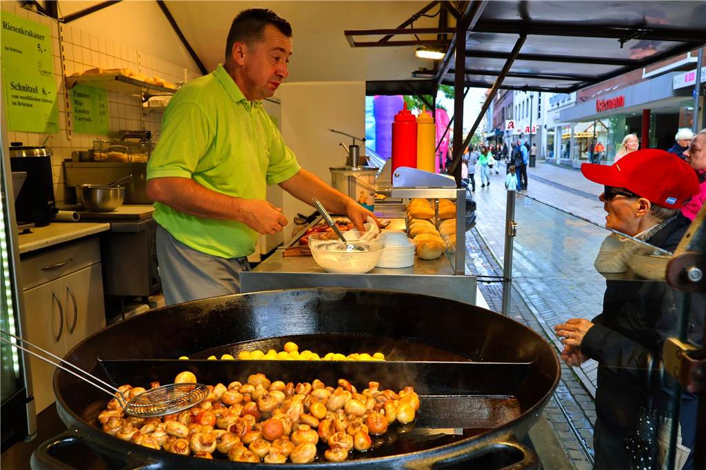 Was für ein Unterschied zum verregneten Auftakt: Während noch am Freitag gähnende Leere auf dem Marktplatz herrschte, kamen die Dorstener am Samstag trotz gelegentlicher Schauer in Scharen zum Herbstfest in die Innenstadt. Und abends gab es eine Party mit "Paradise At Midnight".
