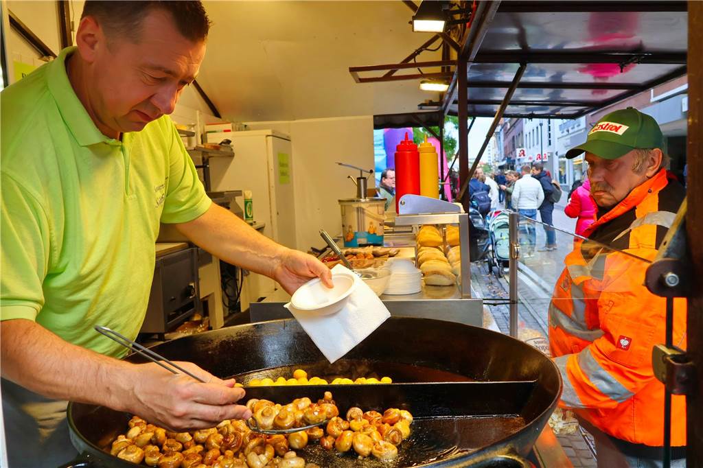 Was für ein Unterschied zum verregneten Auftakt: Während noch am Freitag gähnende Leere auf dem Marktplatz herrschte, kamen die Dorstener am Samstag trotz gelegentlicher Schauer in Scharen zum Herbstfest in die Innenstadt. Und abends gab es eine Party mit "Paradise At Midnight".
