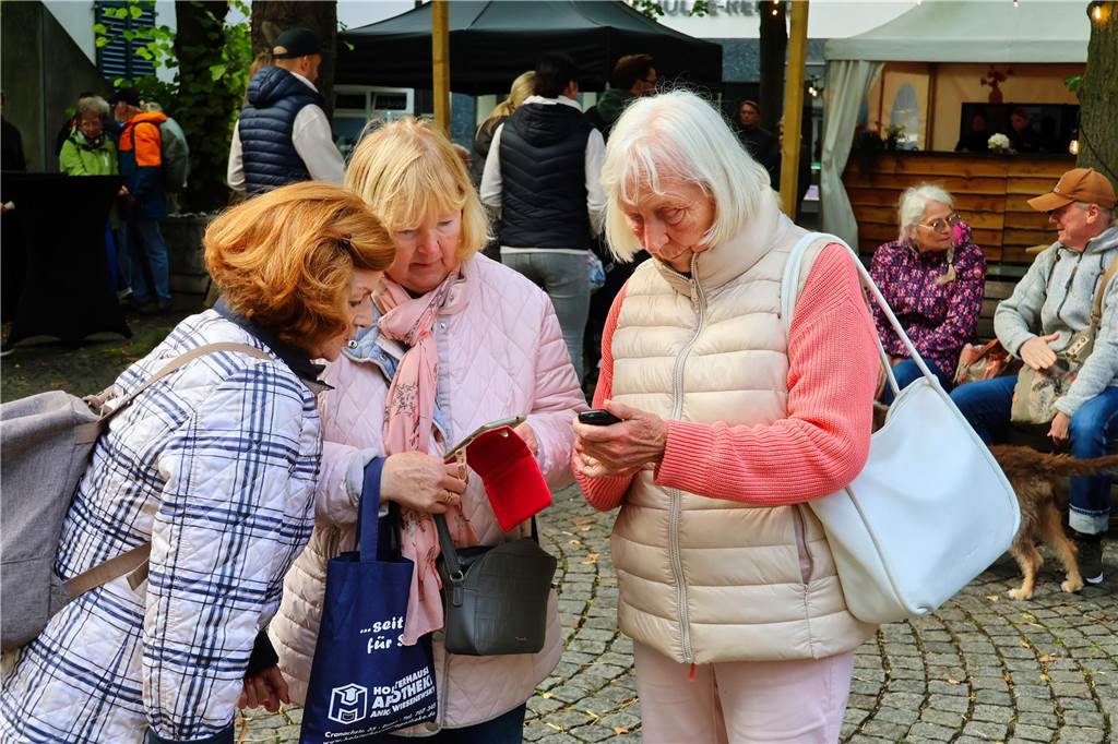 Was für ein Unterschied zum verregneten Auftakt: Während noch am Freitag gähnende Leere auf dem Marktplatz herrschte, kamen die Dorstener am Samstag trotz gelegentlicher Schauer in Scharen zum Herbstfest in die Innenstadt. Und abends gab es eine Party mit "Paradise At Midnight".