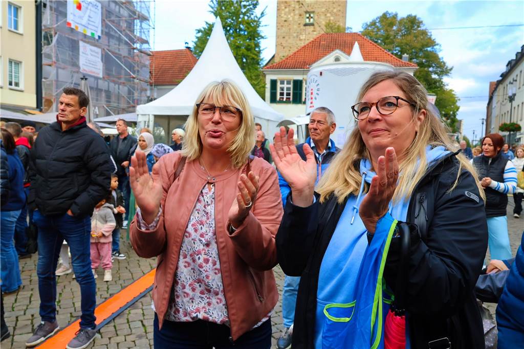 Was für ein Unterschied zum verregneten Auftakt: Während noch am Freitag gähnende Leere auf dem Marktplatz herrschte, kamen die Dorstener am Samstag trotz gelegentlicher Schauer in Scharen zum Herbstfest in die Innenstadt. Und abends gab es eine Party mit "Paradise At Midnight".