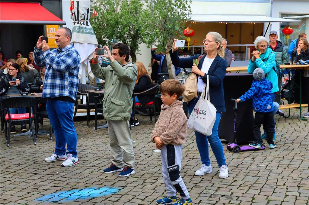 Was für ein Unterschied zum verregneten Auftakt: Während noch am Freitag gähnende Leere auf dem Marktplatz herrschte, kamen die Dorstener am Samstag trotz gelegentlicher Schauer in Scharen zum Herbstfest in die Innenstadt. Und abends gab es eine Party mit "Paradise At Midnight".