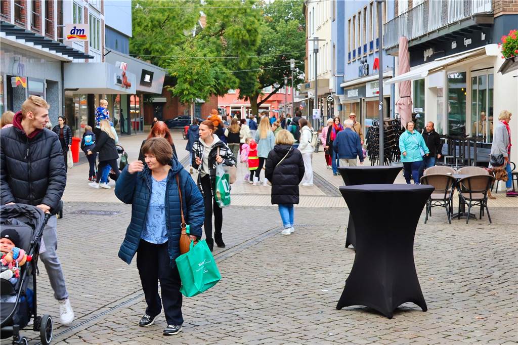 Was für ein Unterschied zum verregneten Auftakt: Während noch am Freitag gähnende Leere auf dem Marktplatz herrschte, kamen die Dorstener am Samstag trotz gelegentlicher Schauer in Scharen zum Herbstfest in die Innenstadt. Und abends gab es eine Party mit "Paradise At Midnight".
