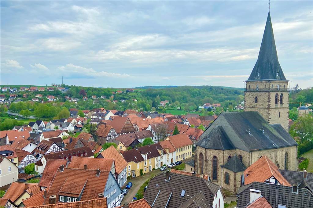 Warburg: 1000 Jahre Geschichte am äußersten Ostrand von NRW Was für ein Weitblick. Ziemlich präsent schiebt sich die katholische Pfarrkirche „St. Maria Heimsuchung“ ins Bild. In vielen Restaurants lässt sich von der erhabenen Position aus die Aussicht genießen.
