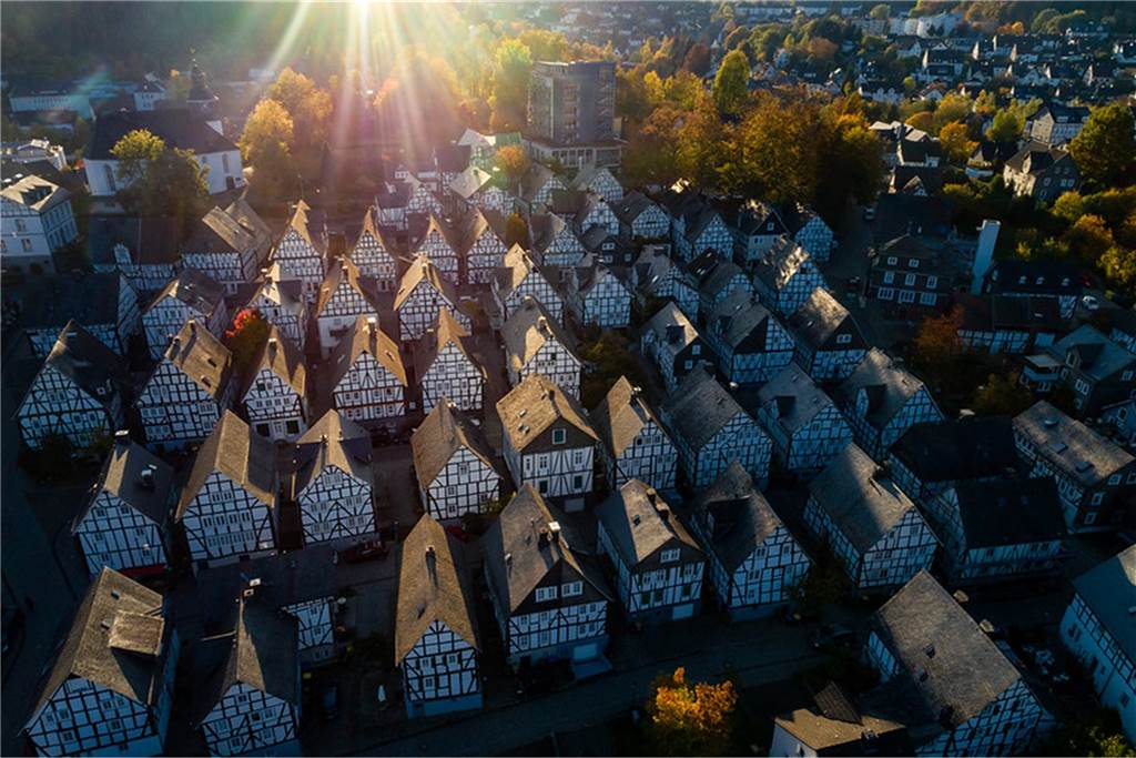 Frischluftkur ganz nah: 7 Wanderrouten durchs winterliche NRW kulisse freudenberg von oben