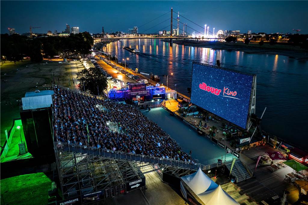 Filmgenuss unterm Sternenhimmel: 9 Open Air-Kinos in NRW blick auf das alltours kino von oben