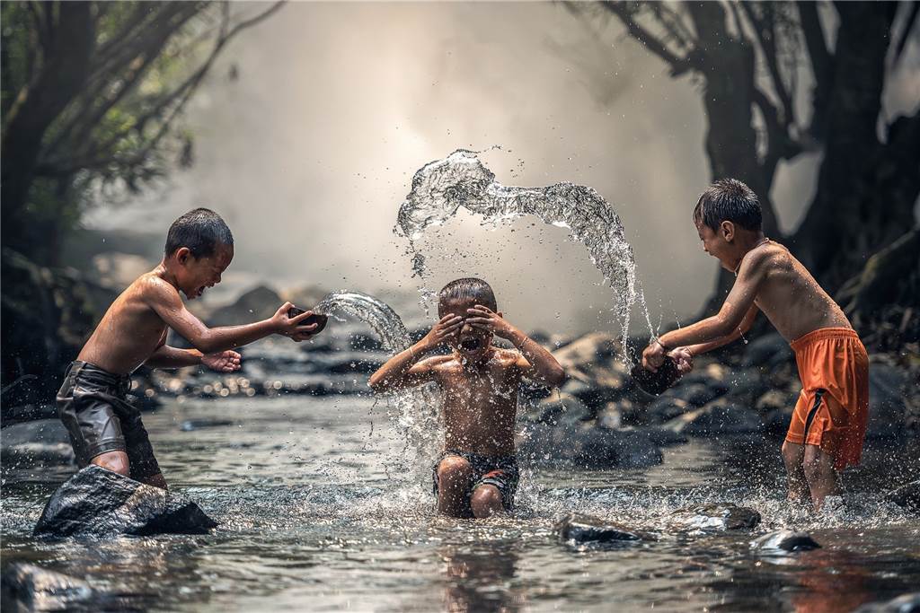 20 kleine und verrückte Ideen, um den Tag glücklicher zu gestalten Was für Kinder gut ist und ihnen Spaß macht, kann doch für Erwachsene nicht grundsätzlich schlecht sein, oder?