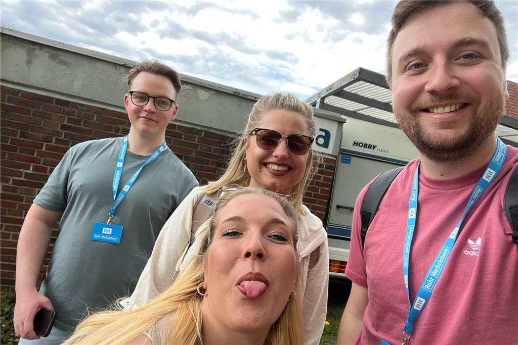 Was machen Reporter, wenn man sie nach einem Selfie fragt? Na klar, zustimmen und in die Kamera grinsen.