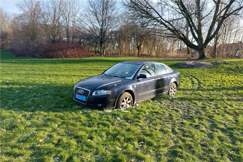 Gestrandeter Audi ist eingezäunt: Baustart auf Hallenbadwiese kam dazwischen Was macht der Audi auf der Hallenbadwiese? Ist es ein stiller Protest, ein Diebstahl oder ein versehentliches Abstellen mitten in der "Prärie"?