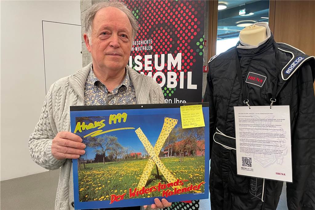 Winfried Becker besitzt ein Stück Stadtgeschichte Ein Mann hält einen Kalender in der Hand.