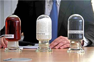 Was man aus Teeren so alles destillieren und gewinnen kann: Wasserklare Harze (Mitte) stellt das Chemiewerk Rütgers in Rauxel aus dem Abfallprodukt in der neuen HHCR-Anlage her, die am Donnerstag eingeweiht wird.