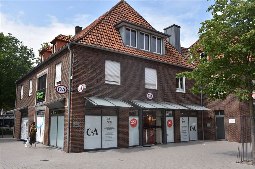 Kunden traurig: Bekleidungsgeschäft in Ahaus schließt in wenigen Tagen Was mit den Geschäftsräumen am Rathausplatz ab August passiert, ist noch unklar.