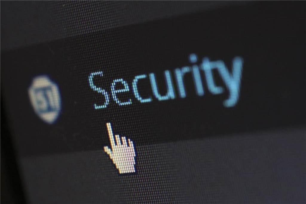 Sicher im Netz: Hilfreiche Tipps für den digitalen Alltag mauszeiger klickt auf das wort security