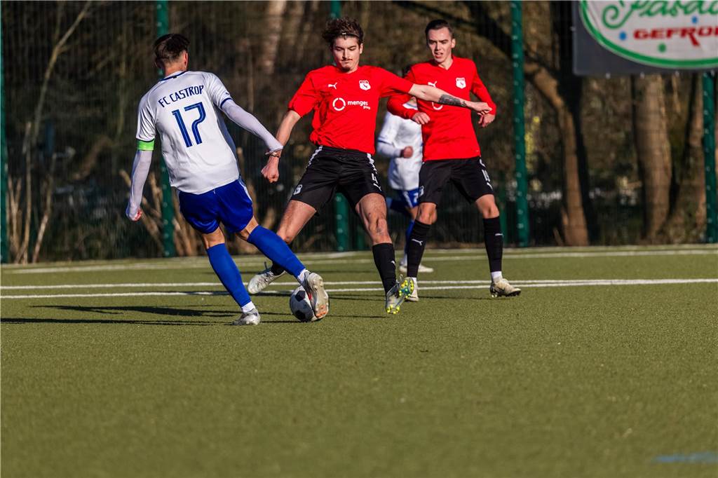 Was nach Abpfiff des Topspiels der Bezirksliga 10 die Anzeigetafel des Huckarder Stadions schmückte, stellte den Spielverlauf zwischen Westfalia Huckarde (rote Trikots) und dem FC Castrop-Rauxel nur höchst begrenzt dar. 5:2 für die Castroper Gäste - ein Resultat, das ein völlig eindeutiges Fußballspiel vermuten lässt. „Westfalia Huckarde ist eine bärenstarke Truppe. Das Ergebnis fällt am Ende definitiv zu hoch aus“, gab auch FC-Trainer Tino Westphal nach der Begegnung zu.