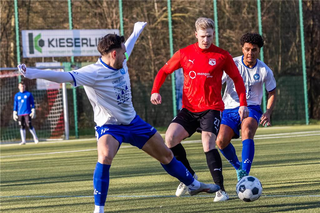 Was nach Abpfiff des Topspiels der Bezirksliga 10 die Anzeigetafel des Huckarder Stadions schmückte, stellte den Spielverlauf zwischen Westfalia Huckarde (rote Trikots) und dem FC Castrop-Rauxel nur höchst begrenzt dar. 5:2 für die Castroper Gäste - ein Resultat, das ein völlig eindeutiges Fußballspiel vermuten lässt. „Westfalia Huckarde ist eine bärenstarke Truppe. Das Ergebnis fällt am Ende definitiv zu hoch aus“, gab auch FC-Trainer Tino Westphal nach der Begegnung zu.