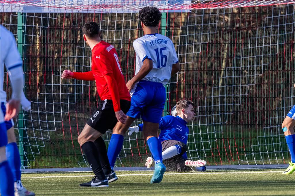 Was nach Abpfiff des Topspiels der Bezirksliga 10 die Anzeigetafel des Huckarder Stadions schmückte, stellte den Spielverlauf zwischen Westfalia Huckarde (rote Trikots) und dem FC Castrop-Rauxel nur höchst begrenzt dar. 5:2 für die Castroper Gäste - ein Resultat, das ein völlig eindeutiges Fußballspiel vermuten lässt. „Westfalia Huckarde ist eine bärenstarke Truppe. Das Ergebnis fällt am Ende definitiv zu hoch aus“, gab auch FC-Trainer Tino Westphal nach der Begegnung zu.