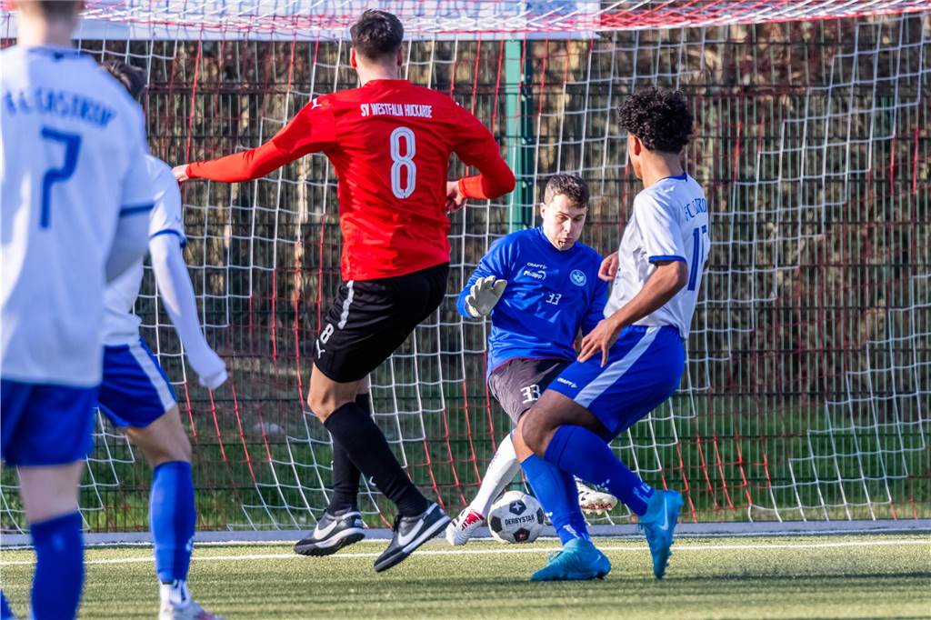 Was nach Abpfiff des Topspiels der Bezirksliga 10 die Anzeigetafel des Huckarder Stadions schmückte, stellte den Spielverlauf zwischen Westfalia Huckarde (rote Trikots) und dem FC Castrop-Rauxel nur höchst begrenzt dar. 5:2 für die Castroper Gäste - ein Resultat, das ein völlig eindeutiges Fußballspiel vermuten lässt. „Westfalia Huckarde ist eine bärenstarke Truppe. Das Ergebnis fällt am Ende definitiv zu hoch aus“, gab auch FC-Trainer Tino Westphal nach der Begegnung zu.