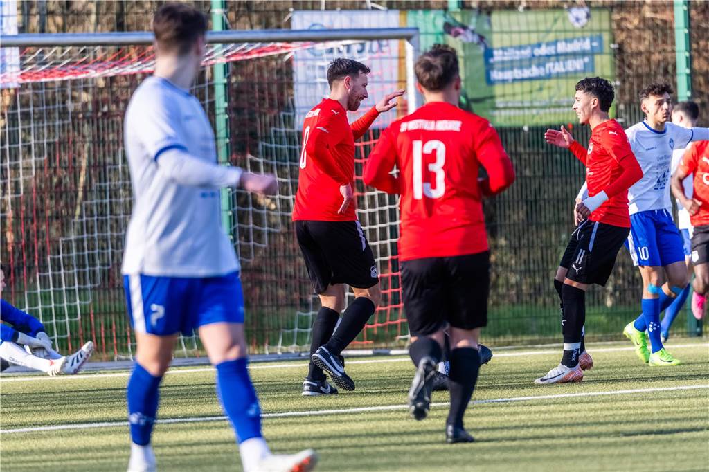 Was nach Abpfiff des Topspiels der Bezirksliga 10 die Anzeigetafel des Huckarder Stadions schmückte, stellte den Spielverlauf zwischen Westfalia Huckarde (rote Trikots) und dem FC Castrop-Rauxel nur höchst begrenzt dar. 5:2 für die Castroper Gäste - ein Resultat, das ein völlig eindeutiges Fußballspiel vermuten lässt. „Westfalia Huckarde ist eine bärenstarke Truppe. Das Ergebnis fällt am Ende definitiv zu hoch aus“, gab auch FC-Trainer Tino Westphal nach der Begegnung zu.