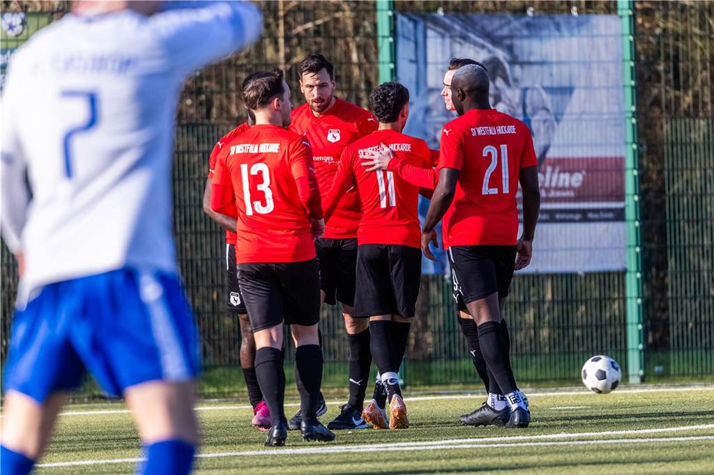 Was nach Abpfiff des Topspiels der Bezirksliga 10 die Anzeigetafel des Huckarder Stadions schmückte, stellte den Spielverlauf zwischen Westfalia Huckarde (rote Trikots) und dem FC Castrop-Rauxel nur höchst begrenzt dar. 5:2 für die Castroper Gäste - ein Resultat, das ein völlig eindeutiges Fußballspiel vermuten lässt. „Westfalia Huckarde ist eine bärenstarke Truppe. Das Ergebnis fällt am Ende definitiv zu hoch aus“, gab auch FC-Trainer Tino Westphal nach der Begegnung zu.