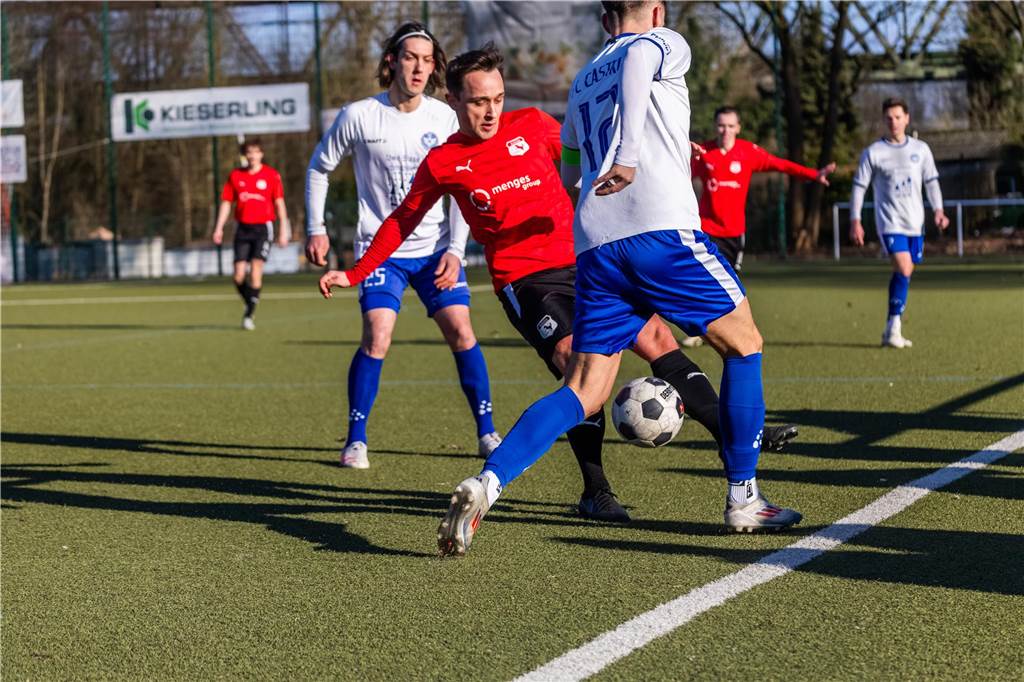 Was nach Abpfiff des Topspiels der Bezirksliga 10 die Anzeigetafel des Huckarder Stadions schmückte, stellte den Spielverlauf zwischen Westfalia Huckarde (rote Trikots) und dem FC Castrop-Rauxel nur höchst begrenzt dar. 5:2 für die Castroper Gäste - ein Resultat, das ein völlig eindeutiges Fußballspiel vermuten lässt. „Westfalia Huckarde ist eine bärenstarke Truppe. Das Ergebnis fällt am Ende definitiv zu hoch aus“, gab auch FC-Trainer Tino Westphal nach der Begegnung zu.