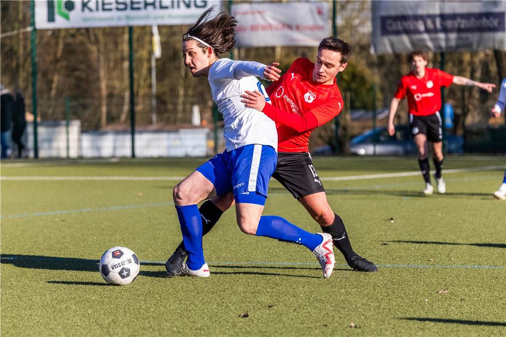 Was nach Abpfiff des Topspiels der Bezirksliga 10 die Anzeigetafel des Huckarder Stadions schmückte, stellte den Spielverlauf zwischen Westfalia Huckarde (rote Trikots) und dem FC Castrop-Rauxel nur höchst begrenzt dar. 5:2 für die Castroper Gäste - ein Resultat, das ein völlig eindeutiges Fußballspiel vermuten lässt. „Westfalia Huckarde ist eine bärenstarke Truppe. Das Ergebnis fällt am Ende definitiv zu hoch aus“, gab auch FC-Trainer Tino Westphal nach der Begegnung zu.