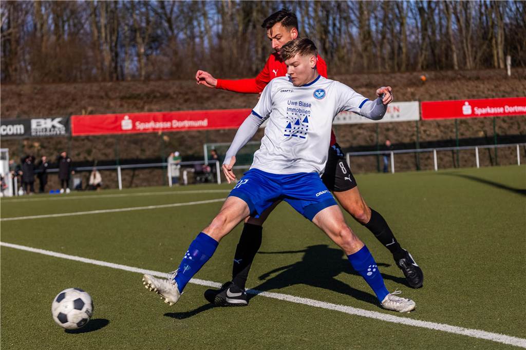 Was nach Abpfiff des Topspiels der Bezirksliga 10 die Anzeigetafel des Huckarder Stadions schmückte, stellte den Spielverlauf zwischen Westfalia Huckarde (rote Trikots) und dem FC Castrop-Rauxel nur höchst begrenzt dar. 5:2 für die Castroper Gäste - ein Resultat, das ein völlig eindeutiges Fußballspiel vermuten lässt. „Westfalia Huckarde ist eine bärenstarke Truppe. Das Ergebnis fällt am Ende definitiv zu hoch aus“, gab auch FC-Trainer Tino Westphal nach der Begegnung zu.