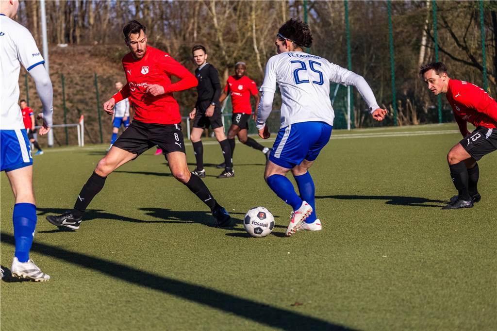Was nach Abpfiff des Topspiels der Bezirksliga 10 die Anzeigetafel des Huckarder Stadions schmückte, stellte den Spielverlauf zwischen Westfalia Huckarde (rote Trikots) und dem FC Castrop-Rauxel nur höchst begrenzt dar. 5:2 für die Castroper Gäste - ein Resultat, das ein völlig eindeutiges Fußballspiel vermuten lässt. „Westfalia Huckarde ist eine bärenstarke Truppe. Das Ergebnis fällt am Ende definitiv zu hoch aus“, gab auch FC-Trainer Tino Westphal nach der Begegnung zu.