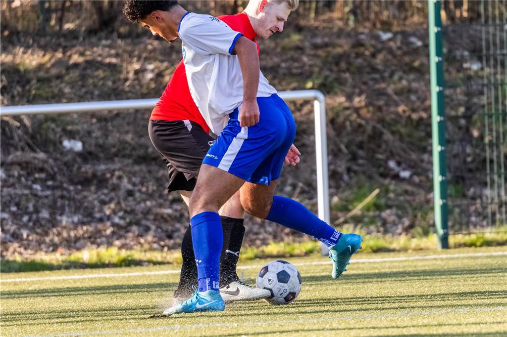 Was nach Abpfiff des Topspiels der Bezirksliga 10 die Anzeigetafel des Huckarder Stadions schmückte, stellte den Spielverlauf zwischen Westfalia Huckarde (rote Trikots) und dem FC Castrop-Rauxel nur höchst begrenzt dar. 5:2 für die Castroper Gäste - ein Resultat, das ein völlig eindeutiges Fußballspiel vermuten lässt. „Westfalia Huckarde ist eine bärenstarke Truppe. Das Ergebnis fällt am Ende definitiv zu hoch aus“, gab auch FC-Trainer Tino Westphal nach der Begegnung zu.