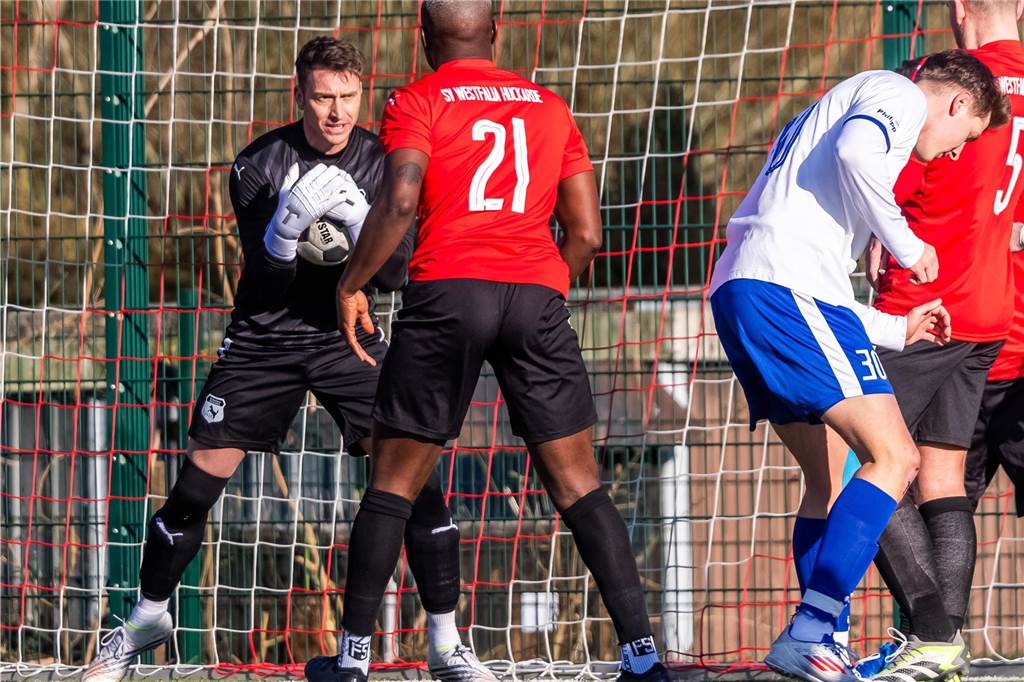 Was nach Abpfiff des Topspiels der Bezirksliga 10 die Anzeigetafel des Huckarder Stadions schmückte, stellte den Spielverlauf zwischen Westfalia Huckarde (rote Trikots) und dem FC Castrop-Rauxel nur höchst begrenzt dar. 5:2 für die Castroper Gäste - ein Resultat, das ein völlig eindeutiges Fußballspiel vermuten lässt. „Westfalia Huckarde ist eine bärenstarke Truppe. Das Ergebnis fällt am Ende definitiv zu hoch aus“, gab auch FC-Trainer Tino Westphal nach der Begegnung zu.