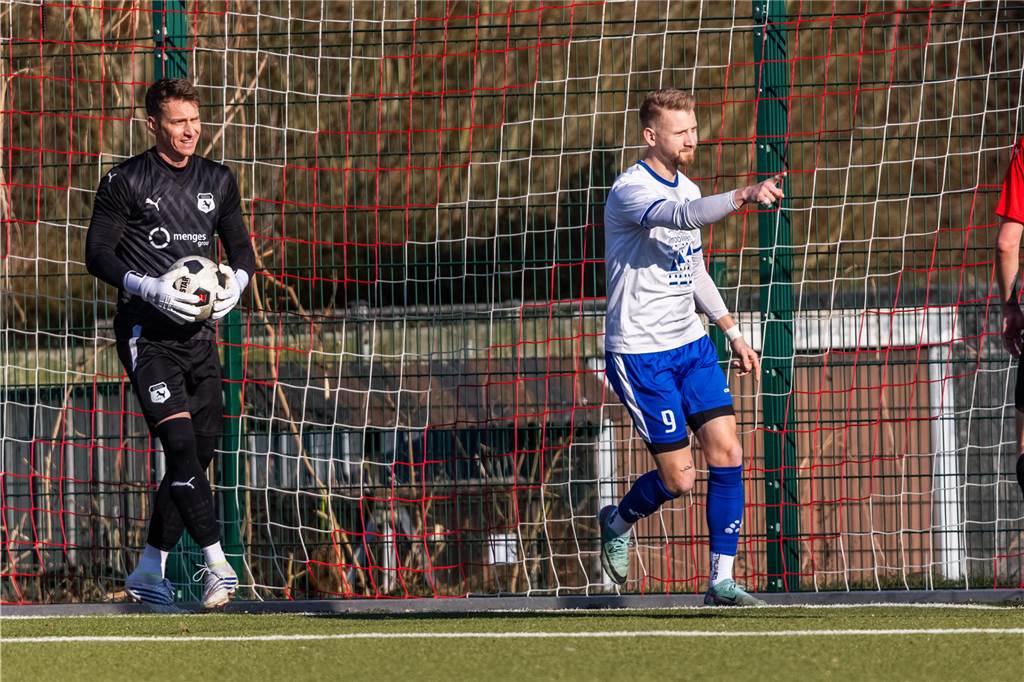 Was nach Abpfiff des Topspiels der Bezirksliga 10 die Anzeigetafel des Huckarder Stadions schmückte, stellte den Spielverlauf zwischen Westfalia Huckarde (rote Trikots) und dem FC Castrop-Rauxel nur höchst begrenzt dar. 5:2 für die Castroper Gäste - ein Resultat, das ein völlig eindeutiges Fußballspiel vermuten lässt. „Westfalia Huckarde ist eine bärenstarke Truppe. Das Ergebnis fällt am Ende definitiv zu hoch aus“, gab auch FC-Trainer Tino Westphal nach der Begegnung zu.