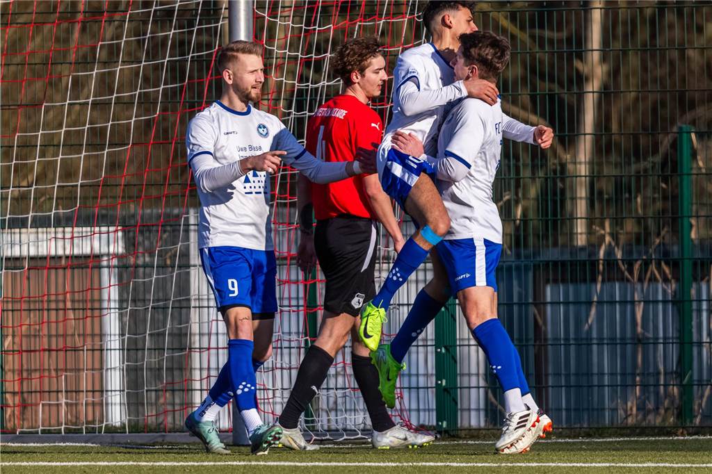 Was nach Abpfiff des Topspiels der Bezirksliga 10 die Anzeigetafel des Huckarder Stadions schmückte, stellte den Spielverlauf zwischen Westfalia Huckarde (rote Trikots) und dem FC Castrop-Rauxel nur höchst begrenzt dar. 5:2 für die Castroper Gäste - ein Resultat, das ein völlig eindeutiges Fußballspiel vermuten lässt. „Westfalia Huckarde ist eine bärenstarke Truppe. Das Ergebnis fällt am Ende definitiv zu hoch aus“, gab auch FC-Trainer Tino Westphal nach der Begegnung zu.