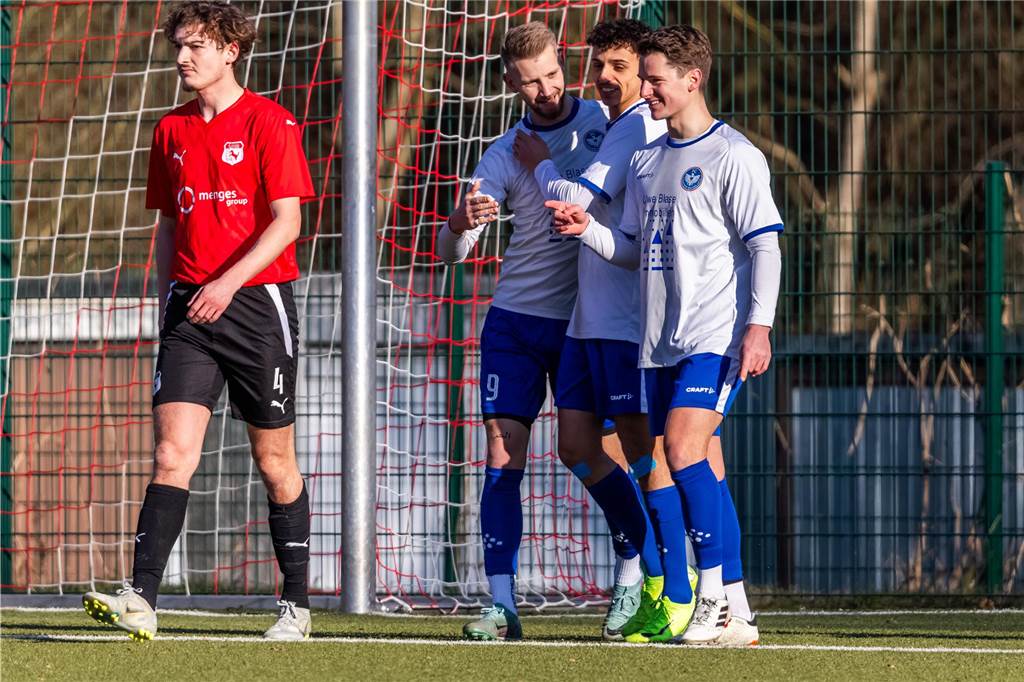 Was nach Abpfiff des Topspiels der Bezirksliga 10 die Anzeigetafel des Huckarder Stadions schmückte, stellte den Spielverlauf zwischen Westfalia Huckarde (rote Trikots) und dem FC Castrop-Rauxel nur höchst begrenzt dar. 5:2 für die Castroper Gäste - ein Resultat, das ein völlig eindeutiges Fußballspiel vermuten lässt. „Westfalia Huckarde ist eine bärenstarke Truppe. Das Ergebnis fällt am Ende definitiv zu hoch aus“, gab auch FC-Trainer Tino Westphal nach der Begegnung zu.