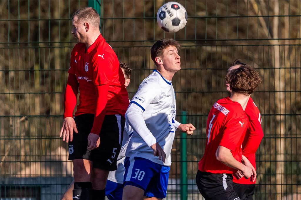 Was nach Abpfiff des Topspiels der Bezirksliga 10 die Anzeigetafel des Huckarder Stadions schmückte, stellte den Spielverlauf zwischen Westfalia Huckarde (rote Trikots) und dem FC Castrop-Rauxel nur höchst begrenzt dar. 5:2 für die Castroper Gäste - ein Resultat, das ein völlig eindeutiges Fußballspiel vermuten lässt. „Westfalia Huckarde ist eine bärenstarke Truppe. Das Ergebnis fällt am Ende definitiv zu hoch aus“, gab auch FC-Trainer Tino Westphal nach der Begegnung zu.