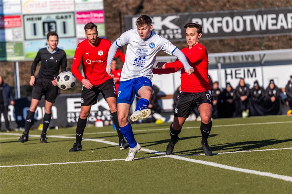 Was nach Abpfiff des Topspiels der Bezirksliga 10 die Anzeigetafel des Huckarder Stadions schmückte, stellte den Spielverlauf zwischen Westfalia Huckarde (rote Trikots) und dem FC Castrop-Rauxel nur höchst begrenzt dar. 5:2 für die Castroper Gäste - ein Resultat, das ein völlig eindeutiges Fußballspiel vermuten lässt. „Westfalia Huckarde ist eine bärenstarke Truppe. Das Ergebnis fällt am Ende definitiv zu hoch aus“, gab auch FC-Trainer Tino Westphal nach der Begegnung zu.