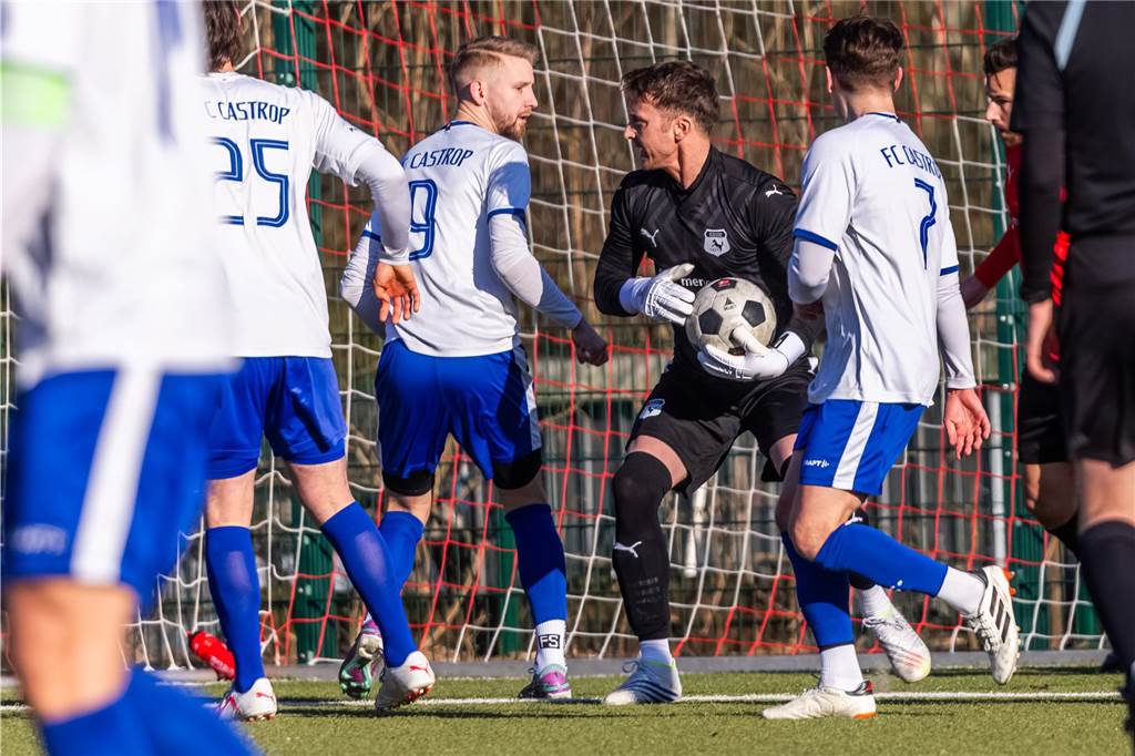 Was nach Abpfiff des Topspiels der Bezirksliga 10 die Anzeigetafel des Huckarder Stadions schmückte, stellte den Spielverlauf zwischen Westfalia Huckarde (rote Trikots) und dem FC Castrop-Rauxel nur höchst begrenzt dar. 5:2 für die Castroper Gäste - ein Resultat, das ein völlig eindeutiges Fußballspiel vermuten lässt. „Westfalia Huckarde ist eine bärenstarke Truppe. Das Ergebnis fällt am Ende definitiv zu hoch aus“, gab auch FC-Trainer Tino Westphal nach der Begegnung zu.