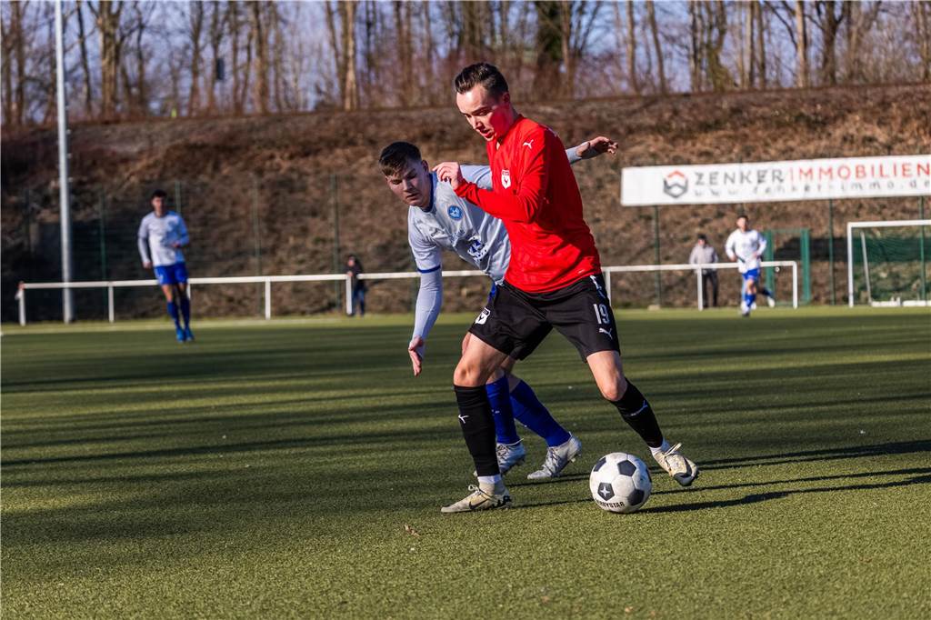 Was nach Abpfiff des Topspiels der Bezirksliga 10 die Anzeigetafel des Huckarder Stadions schmückte, stellte den Spielverlauf zwischen Westfalia Huckarde (rote Trikots) und dem FC Castrop-Rauxel nur höchst begrenzt dar. 5:2 für die Castroper Gäste - ein Resultat, das ein völlig eindeutiges Fußballspiel vermuten lässt. „Westfalia Huckarde ist eine bärenstarke Truppe. Das Ergebnis fällt am Ende definitiv zu hoch aus“, gab auch FC-Trainer Tino Westphal nach der Begegnung zu.