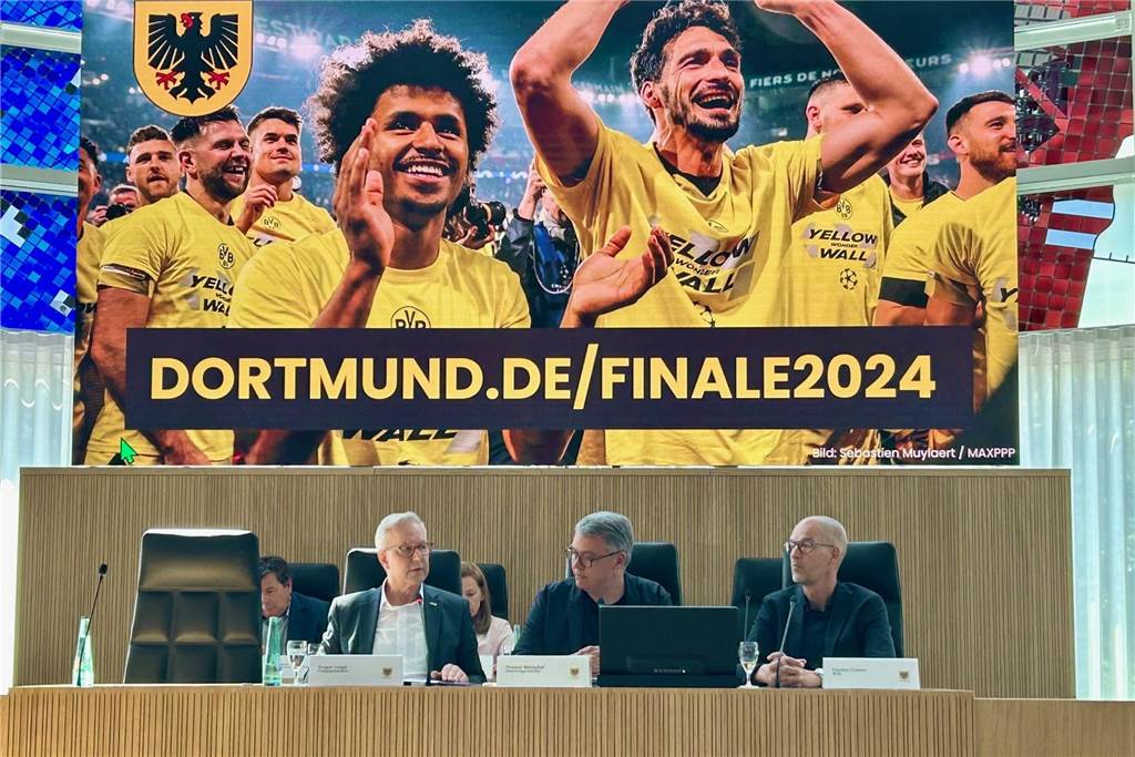 Public Viewing und Korso: Hoffnung auf „BVB-Festtag“ zum Champions-Finale Polizeipräsident Gregor Lange, Oberbürgermeister Thomas Westphal und BVB-Geschäftsführer Carsten Cramer sitzen bei der Pressekonferenz zu den Plänen für Champions-League-Finale in Dortmund auf dem Podium.