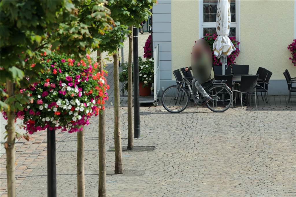 Erwischt! Trotz Verbot fahren Radler massenweise durch die Werner Fußgängerzone Was schätzen Sie, wie viele Fahrradfahrer an einem Dienstagnachmittag innerhalb einer Stunde verbotenerweise durch die Werner Fußgängerzone gefahren sind? Wir haben nachgezählt.