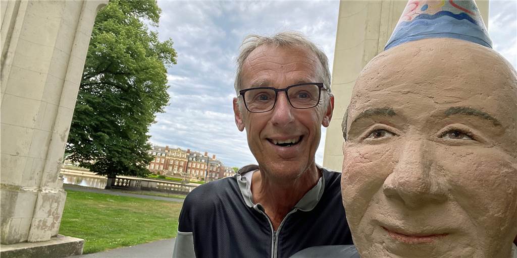 Ein Mann mit einer Kunstfigur.