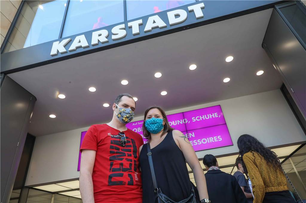 Kunden empört über Schließungspläne: „Mitarbeiter werden vorgeführt“ "Was soll denn sonst hier rein?", fragen Sabrina und Martin Herbst. "Ein-Euro-Shops etwa?"
